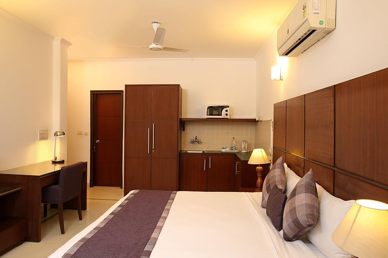 Hotel Ahuja Residency Dlf Phase 2 Gurgaon Exterior foto