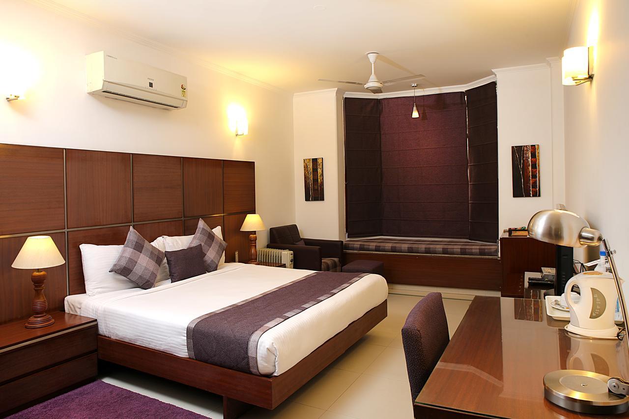 Hotel Ahuja Residency Dlf Phase 2 Gurgaon Exterior foto